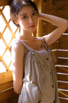 隔着衣服揉搓两个乳尖